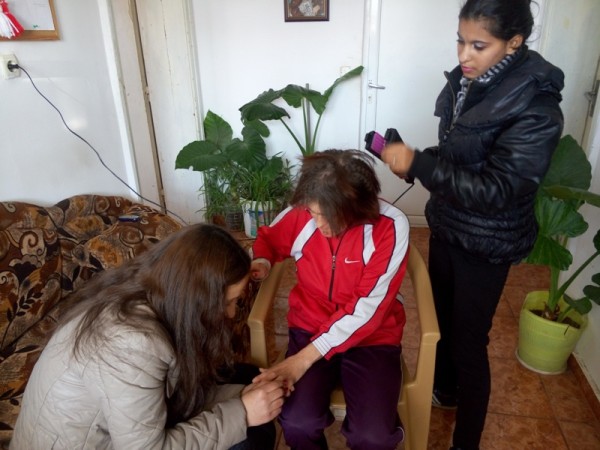 Ученичките по Фризьорство от гимназия “П. Стайнов“ разкрасиха обитателите на защитеното жилище в Овощник