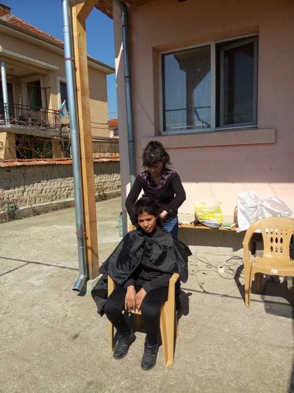 Ученичките по Фризьорство от гимназия “П. Стайнов“ разкрасиха обитателите на защитеното жилище в Овощник