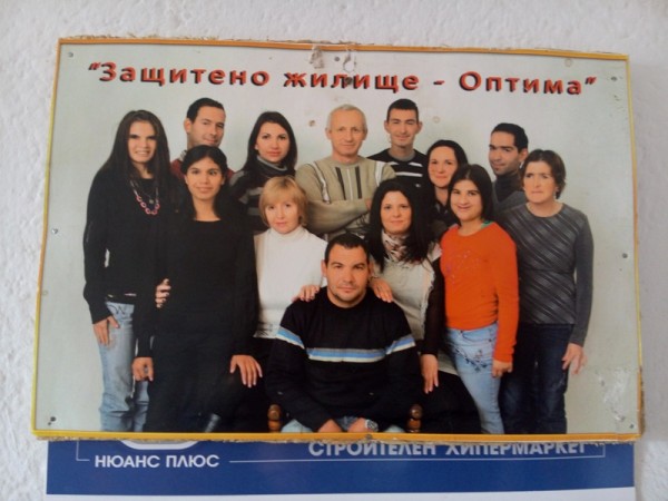 Ученичките по Фризьорство от гимназия “П. Стайнов“ разкрасиха обитателите на защитеното жилище в Овощник