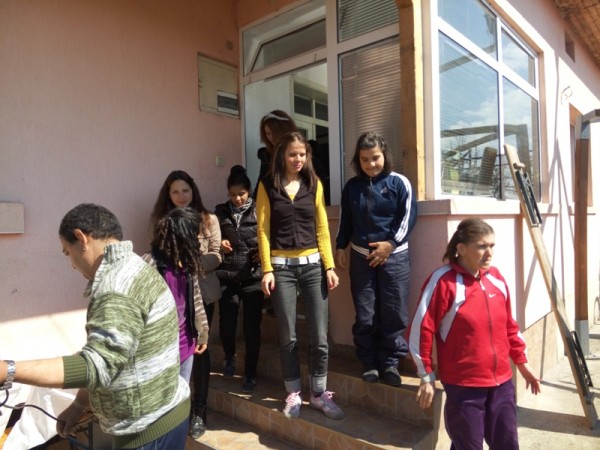 Ученичките по Фризьорство от гимназия “П. Стайнов“ разкрасиха обитателите на защитеното жилище в Овощник