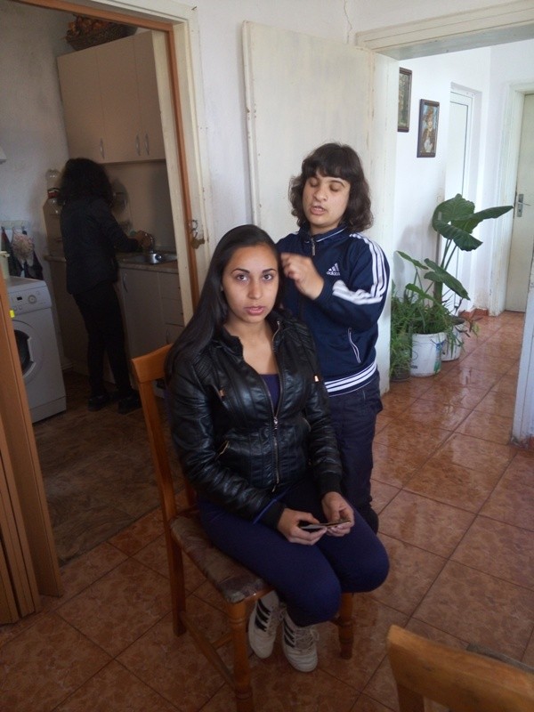 Ученичките по Фризьорство от гимназия “П. Стайнов“ разкрасиха обитателите на защитеното жилище в Овощник