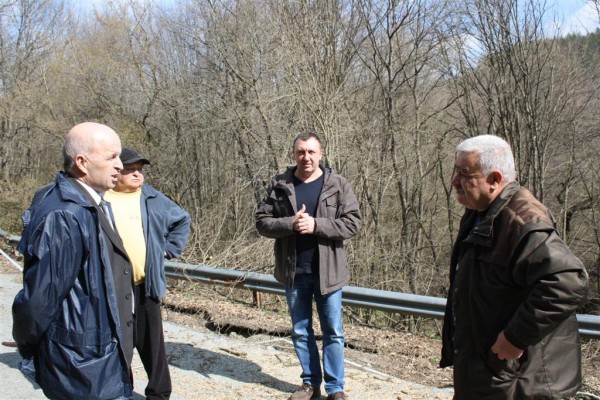 Областният управител инспектира пътя до село Сливито