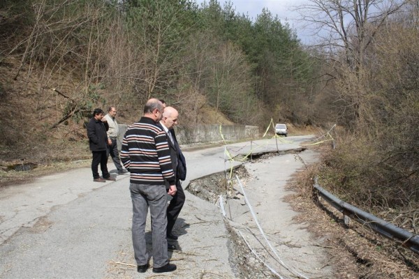 Областният управител инспектира пътя до село Сливито