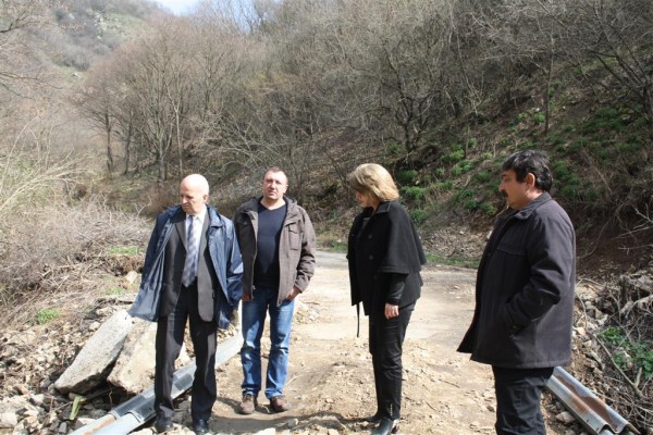 Областният управител инспектира пътя до село Сливито