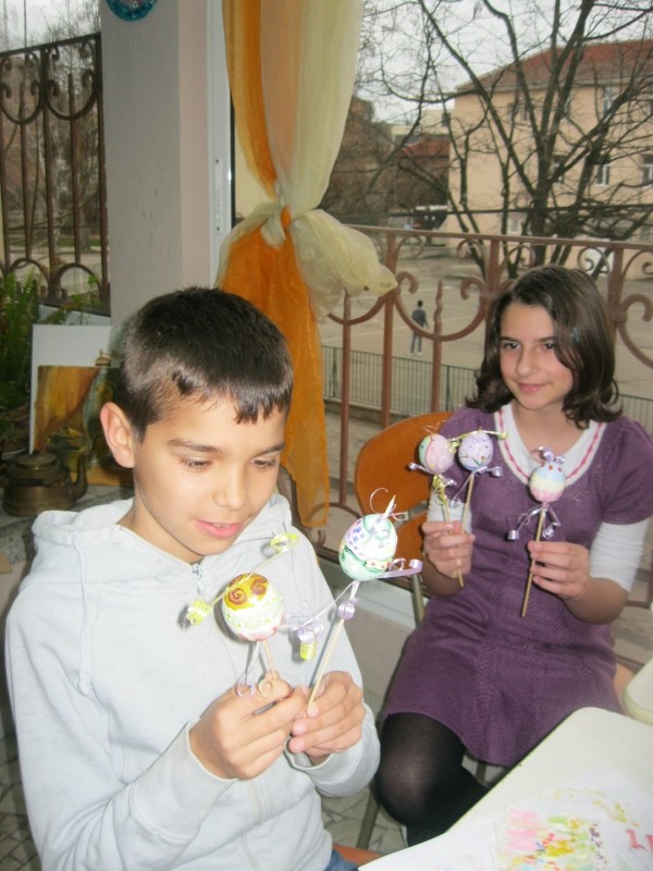 Децата от „Арт линия“ рисуваха върху яйца