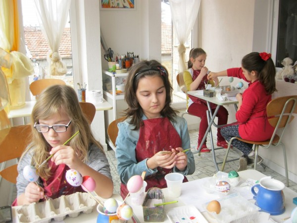 Децата от „Арт линия“ рисуваха върху яйца