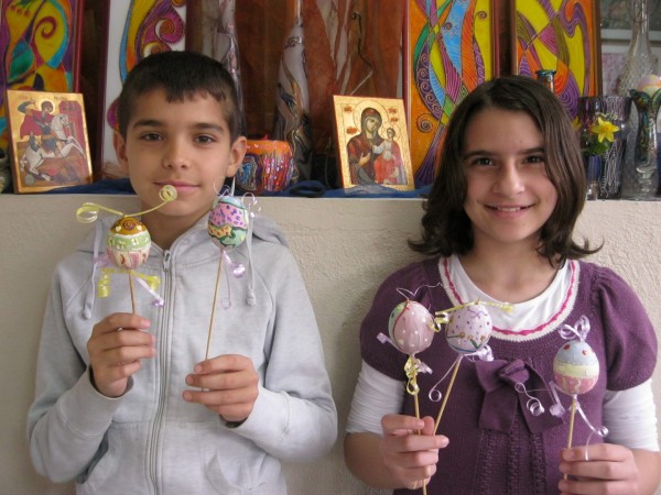 Децата от „Арт линия“ рисуваха върху яйца