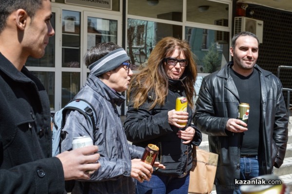 Кафе пред Полицията и биричка пред Прокуратурата в подкрепа на Жоро Манев