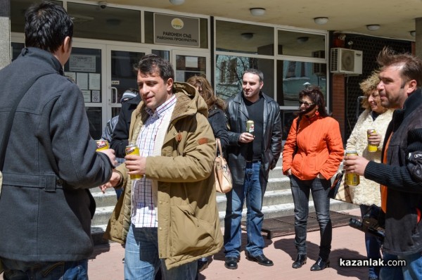 Кафе пред Полицията и биричка пред Прокуратурата в подкрепа на Жоро Манев