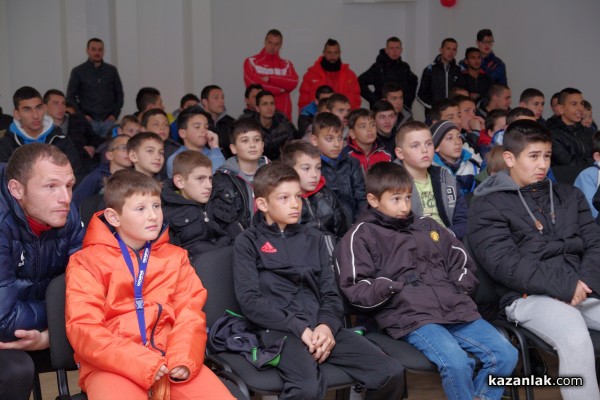 Децата от футболната школа на Розова долина се запознаха с миналото на клуба