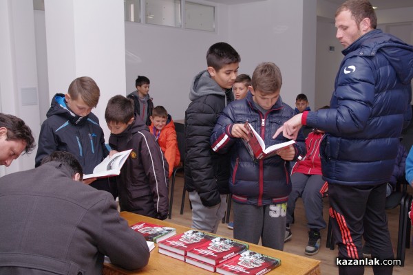 Децата от футболната школа на Розова долина се запознаха с миналото на клуба