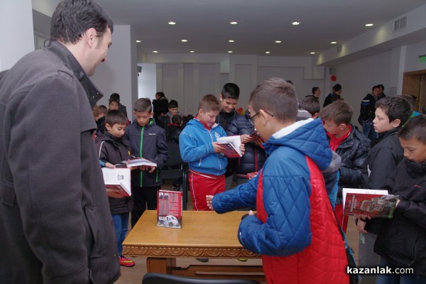 Децата от футболната школа на Розова долина се запознаха с миналото на клуба