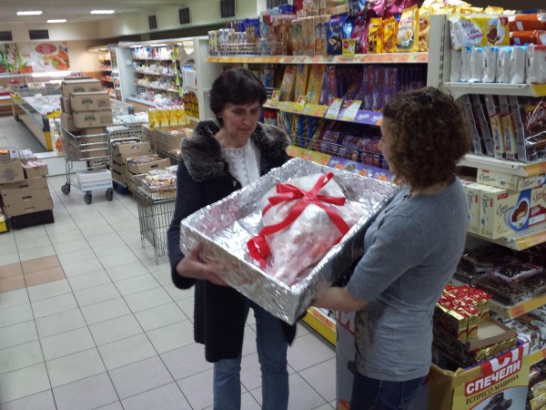 4 агнета с по каса бира подариха за Великден супермаркети “Казанлък “АД