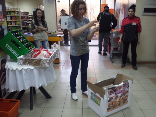 4 агнета с по каса бира подариха за Великден супермаркети “Казанлък “АД