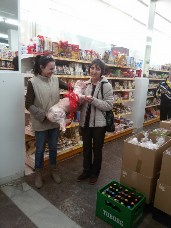 4 агнета с по каса бира подариха за Великден супермаркети “Казанлък “АД