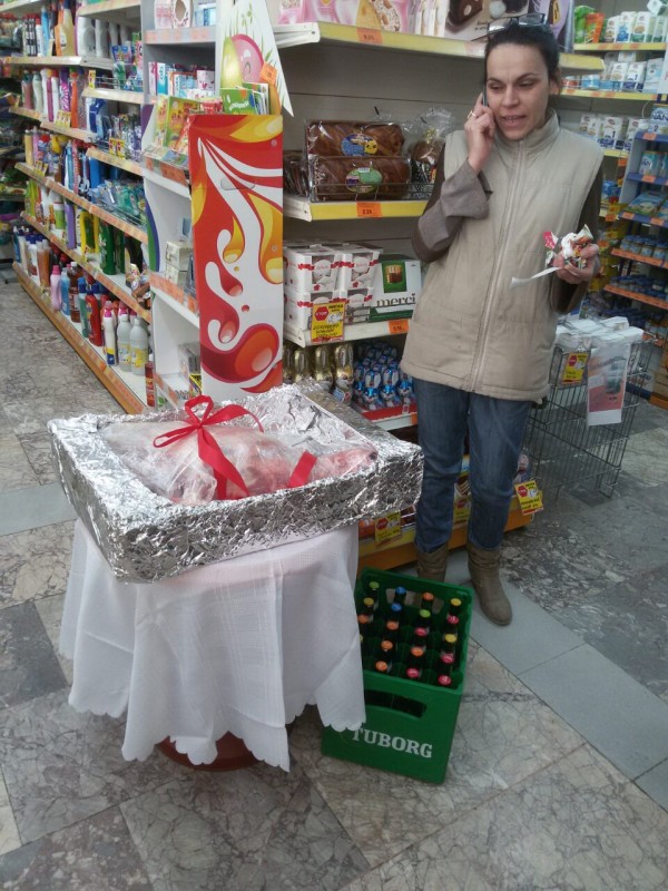 4 агнета с по каса бира подариха за Великден супермаркети “Казанлък “АД