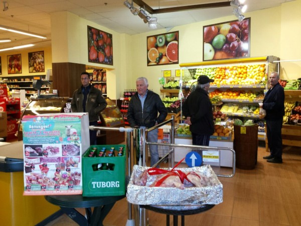 4 агнета с по каса бира подариха за Великден супермаркети “Казанлък “АД