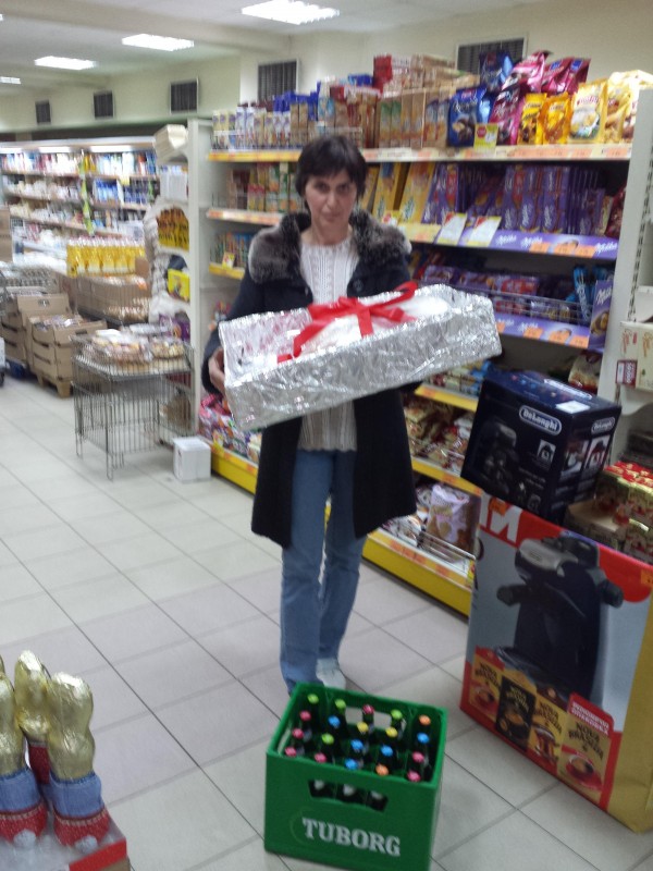 4 агнета с по каса бира подариха за Великден супермаркети “Казанлък “АД