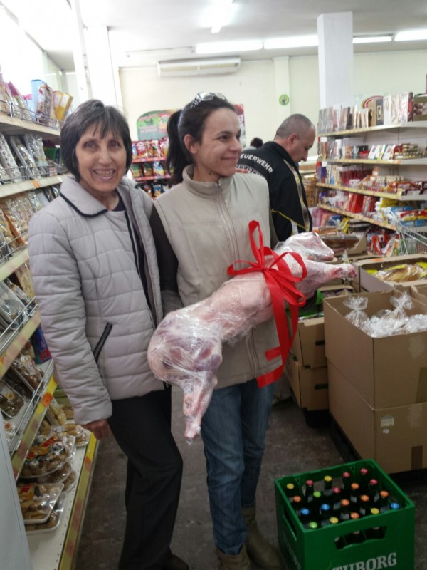 4 агнета с по каса бира подариха за Великден супермаркети “Казанлък “АД