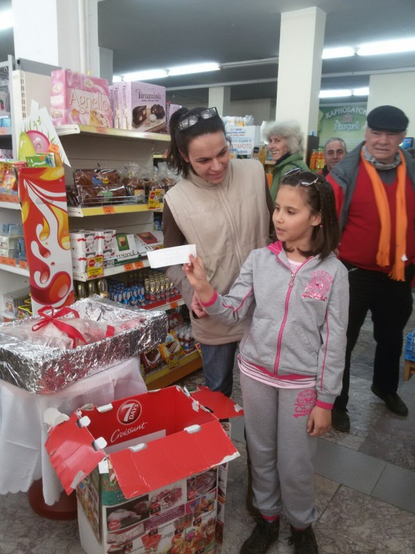 4 агнета с по каса бира подариха за Великден супермаркети “Казанлък “АД