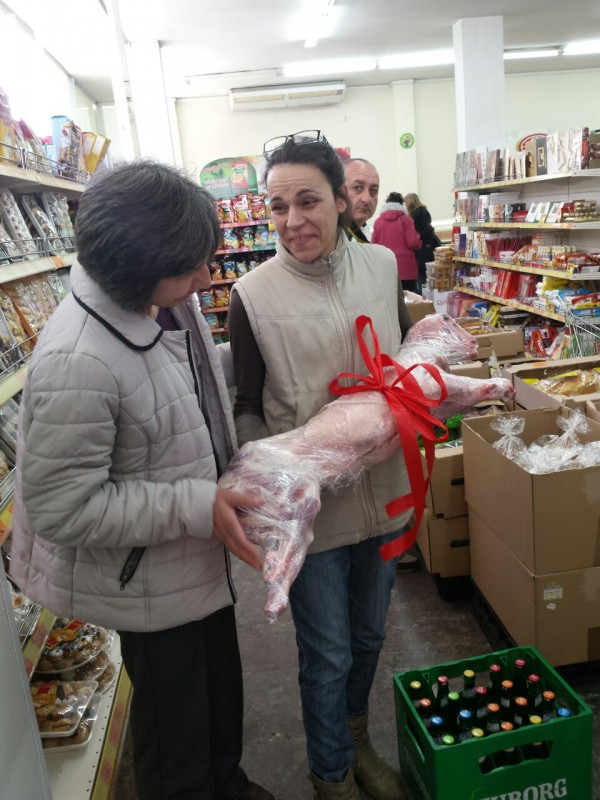 4 агнета с по каса бира подариха за Великден супермаркети “Казанлък “АД