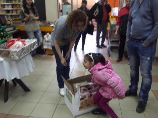 4 агнета с по каса бира подариха за Великден супермаркети “Казанлък “АД