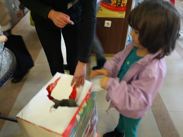 4 агнета с по каса бира подариха за Великден супермаркети “Казанлък “АД