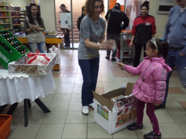 4 агнета с по каса бира подариха за Великден супермаркети “Казанлък “АД