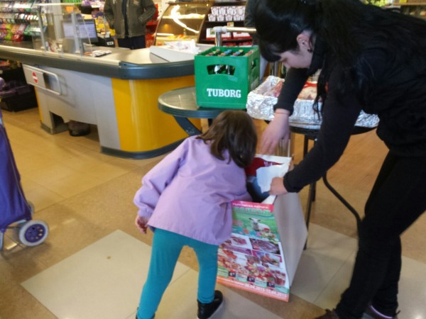 4 агнета с по каса бира подариха за Великден супермаркети “Казанлък “АД