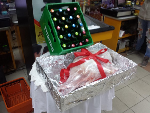 4 агнета с по каса бира подариха за Великден супермаркети “Казанлък “АД