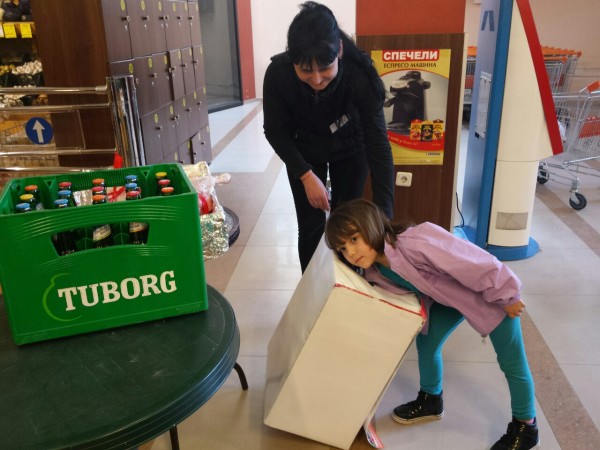 4 агнета с по каса бира подариха за Великден супермаркети “Казанлък “АД
