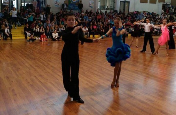 Състезателите ни по спортнитни танци се завърнаха от състезания в Пловдив и Румъния