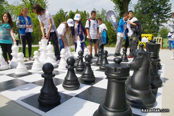 След благотворителното бягане, Казанлък се сдоби с шахматна площадка на открито