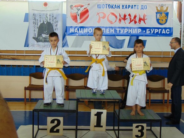 Каратеките на треньора Илиян Дянков спечелиха 16 медала на турнир в Бургас