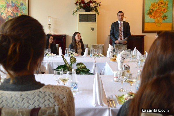 Кандидатките за короната „Царица Роза 2015“ на урок по етикет