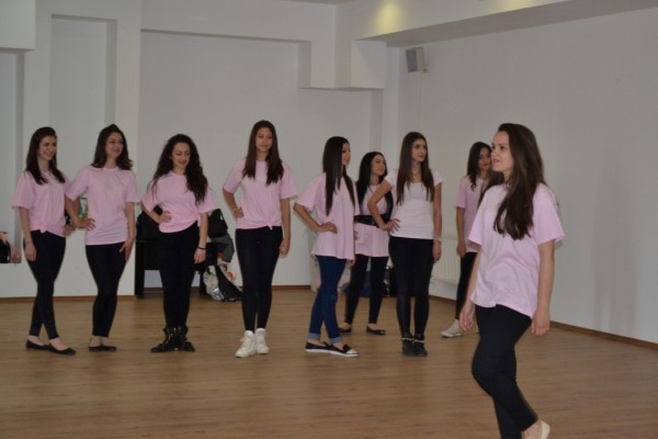 Кандидатките за короната на Царица Роза засадиха 47 рози