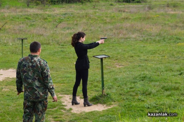  Стотици казанлъчани стреляха с бойно оръжие на ГУЦ „Тюлбето“