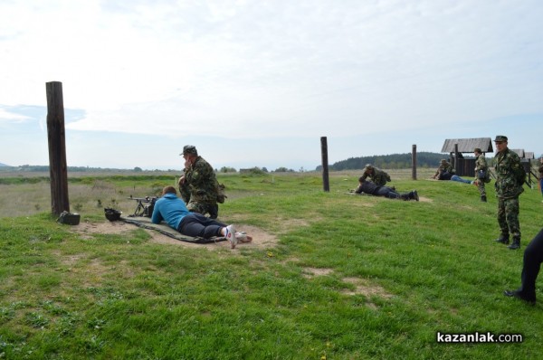  Стотици казанлъчани стреляха с бойно оръжие на ГУЦ „Тюлбето“