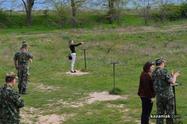  Стотици казанлъчани стреляха с бойно оръжие на ГУЦ „Тюлбето“