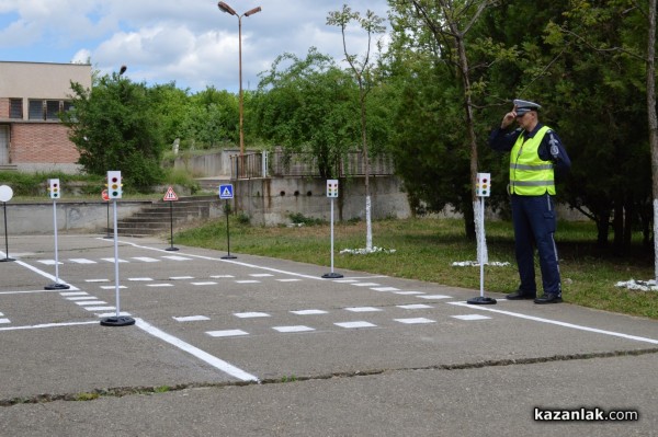 Автомобилен шампион се включи в Седмицата за пътна безопасност в Казанлък