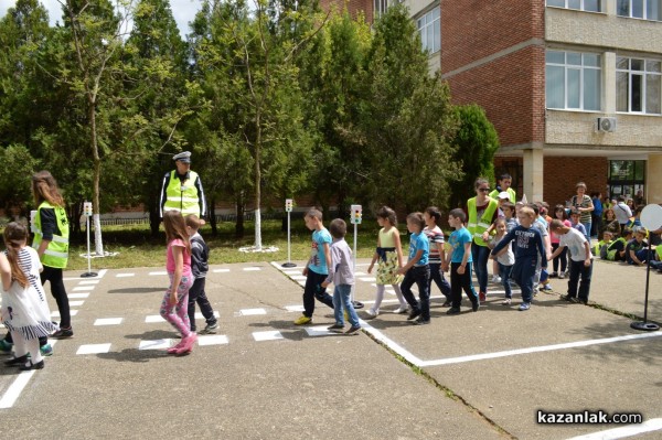 Автомобилен шампион се включи в Седмицата за пътна безопасност в Казанлък