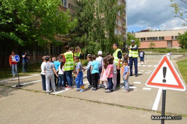Автомобилен шампион се включи в Седмицата за пътна безопасност в Казанлък