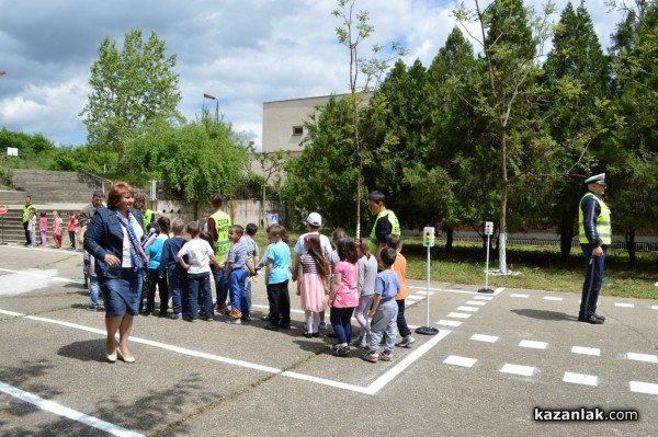 Автомобилен шампион се включи в Седмицата за пътна безопасност в Казанлък