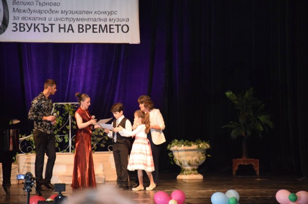 Пианистите на Елена Юлиянова покориха и Велико Търново