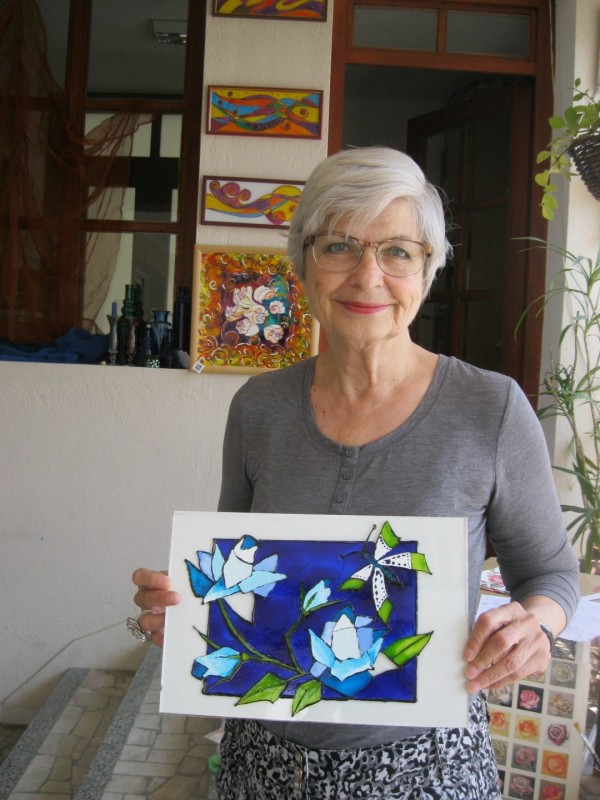 Туристи рисуват рози върху стъкло