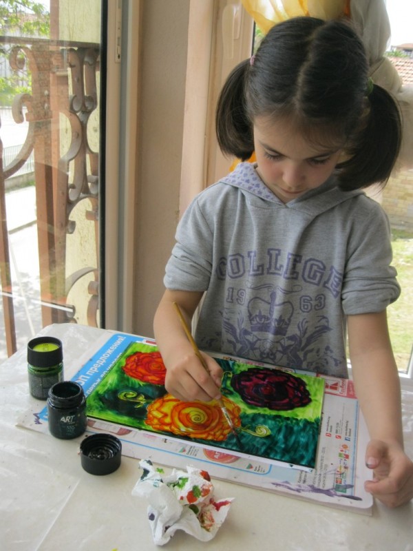 Туристи рисуват рози върху стъкло