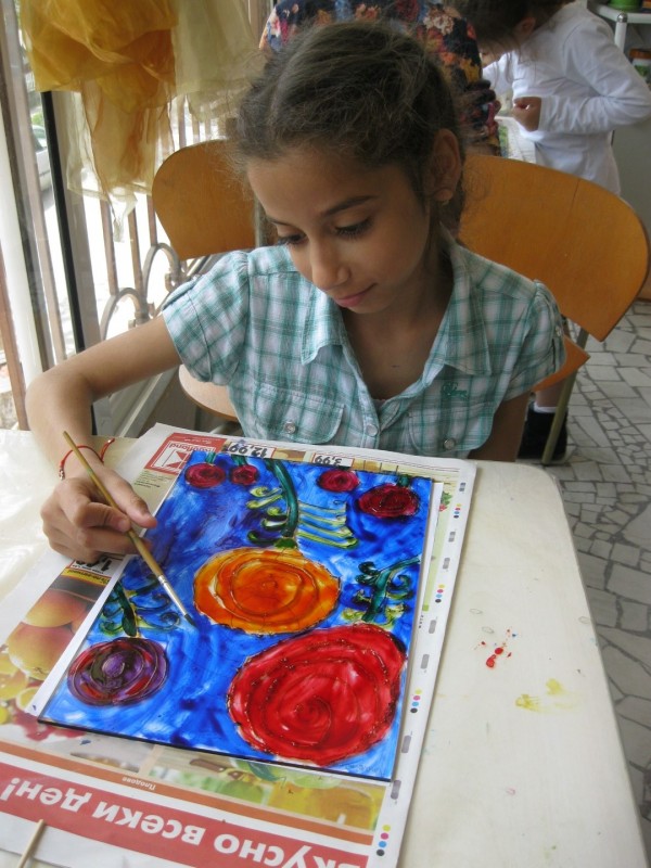 Туристи рисуват рози върху стъкло