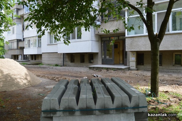 Кметицата реди нови плочки пред блока на секретарката си