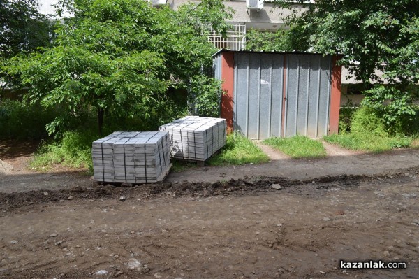 Кметицата реди нови плочки пред блока на секретарката си