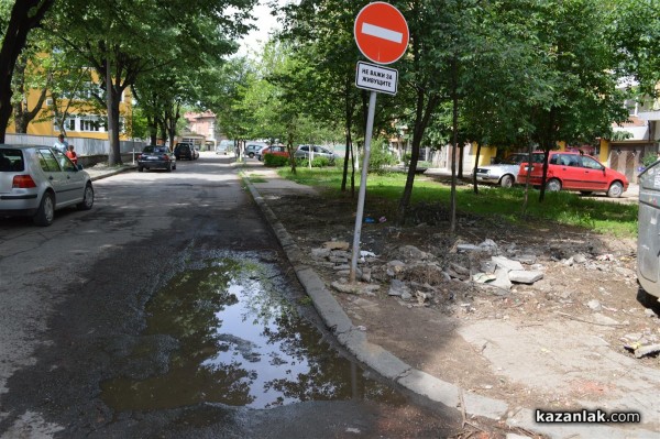 Кметицата реди нови плочки пред блока на секретарката си